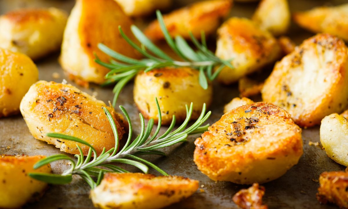 Οι πατάτες θα γίνουν πιο τραγανές αν τις ψήσετε με ένα απλό συστατικό