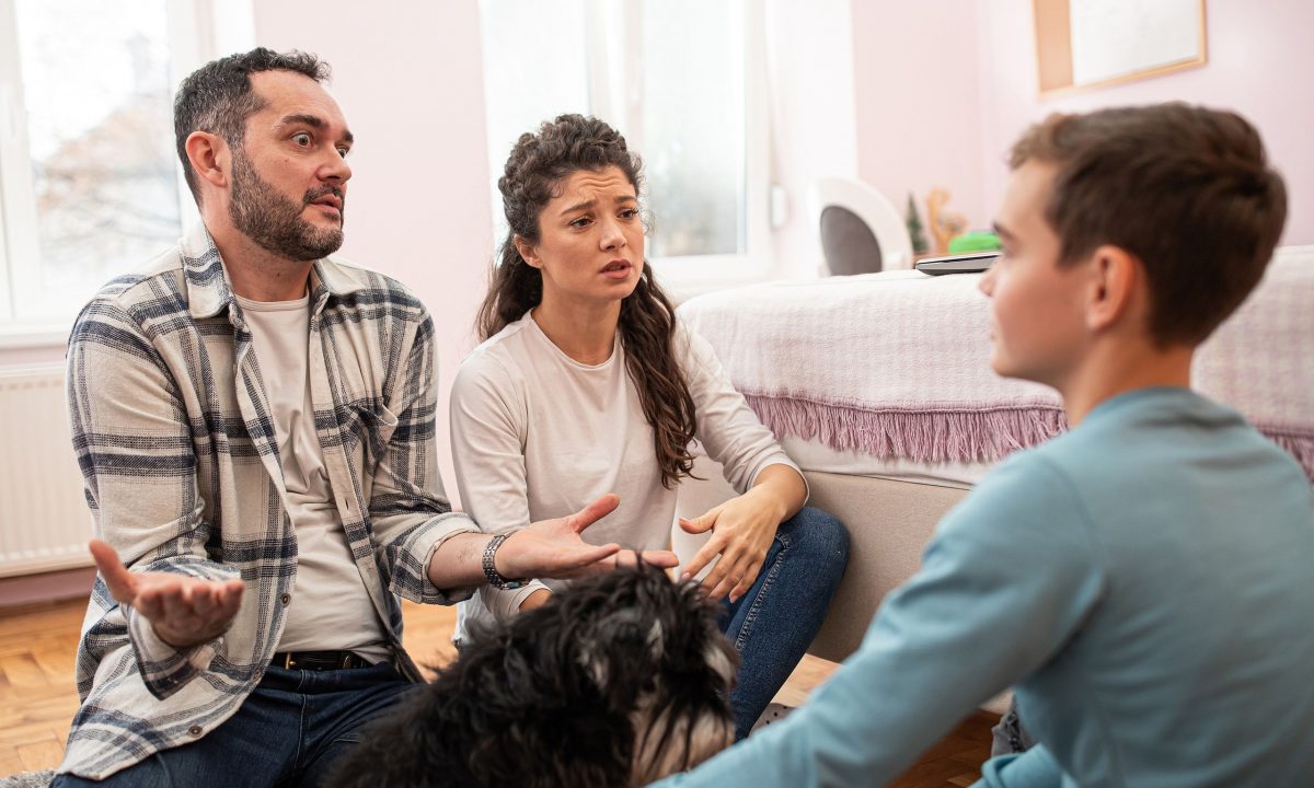 5 φράσεις που δεν πρέπει να λέτε στα παιδιά σας αν θέλετε να αποφύγετε τους καβγάδες