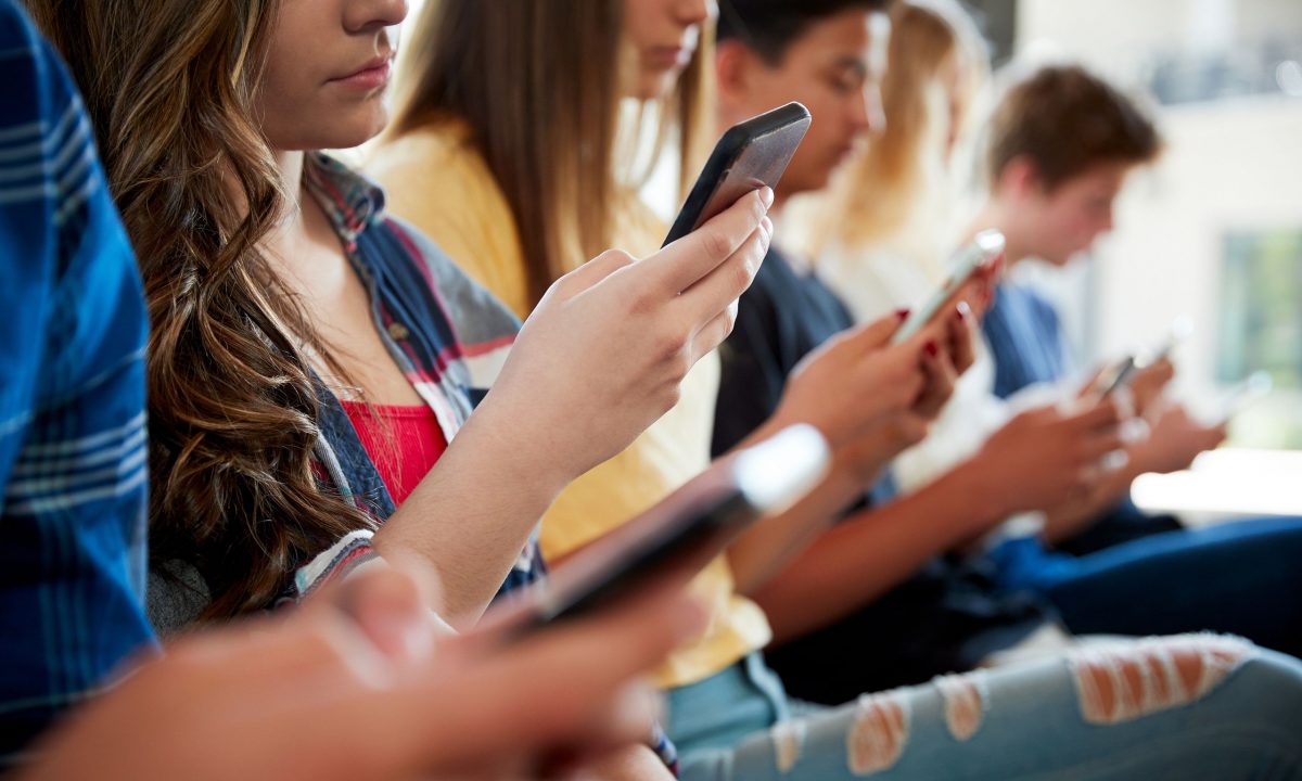 Νέα έρευνα: Οι έφηβοι ξοδεύουν πάνω από 1 ώρα στο κινητό κατά τη διάρκεια των σχολικών ωρών