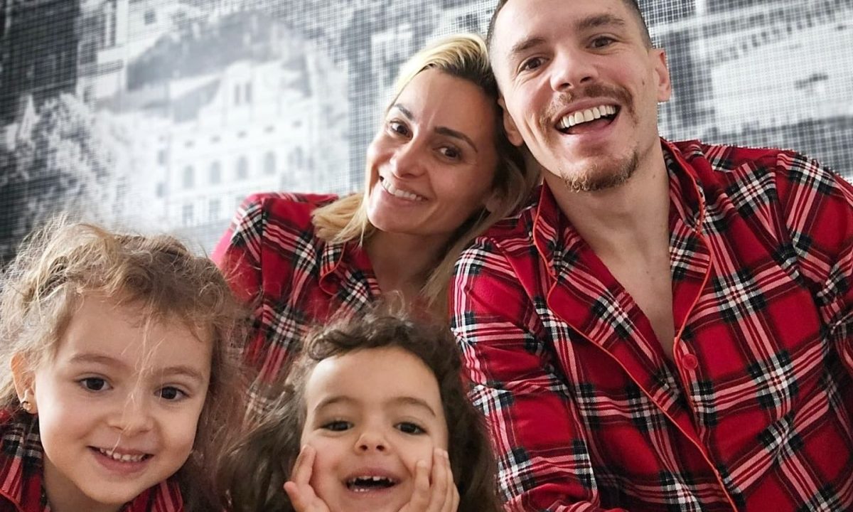 Βασιλική Μιλλούση: Οι κόρες της δημιούργησαν τη δική τους παράσταση Καραγκιόζη (βίντεο)