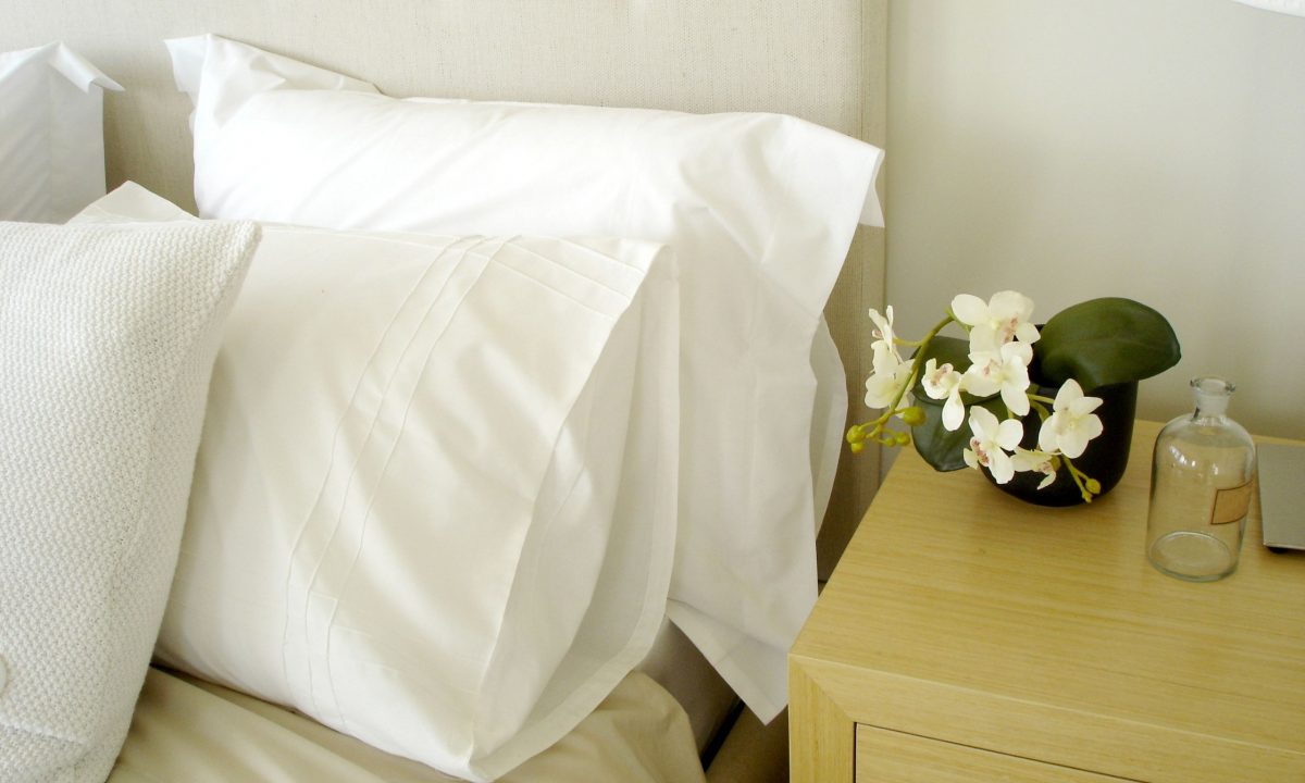 Πώς να λευκάνετε τα μαξιλάρια σε 10 λεπτά χωρίς να τα πλύνετε στο πλυντήριο, σύμφωνα με ειδικό