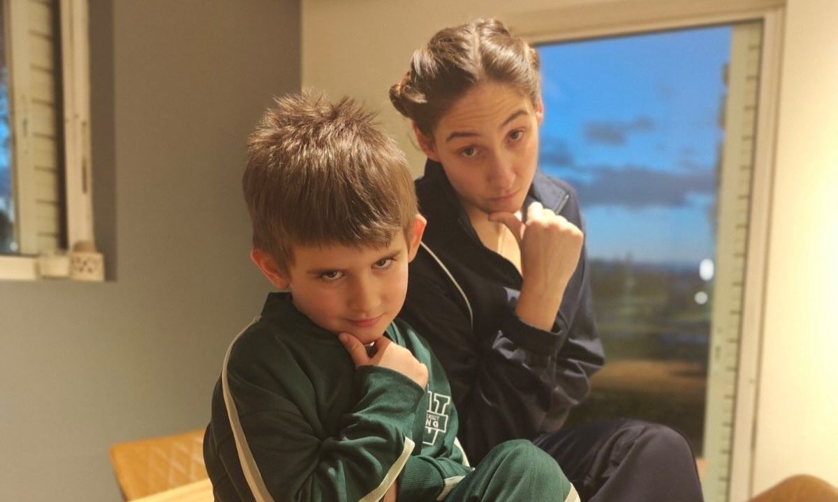 Φωτεινή Αθερίδου: Ποζάρει με τον γιο της στην τραπεζαρία του σπιτιού, φορώντας φόρμες