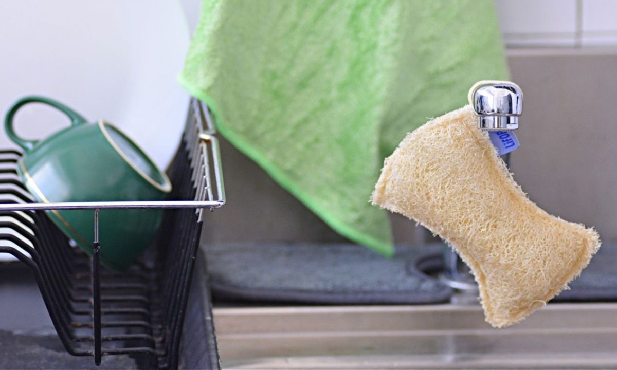 Μία «πράσινη» κίνηση-ματ στο πλύσιμο των πιάτων που ωφελεί την οικογένεια και τον πλανήτη