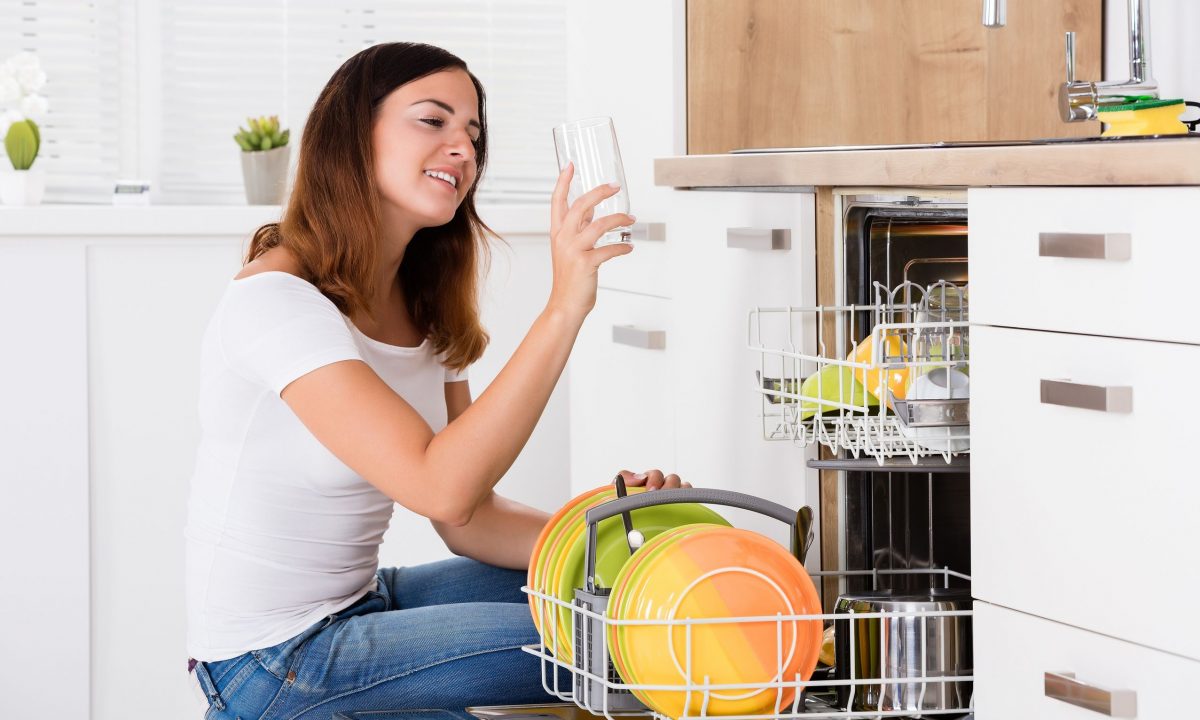 Το απλό κόλπο για να επαναφέρετε τη χαμένη λάμψη στα γυάλινα ποτήρια και σκεύη σε μόλις 5 λεπτά