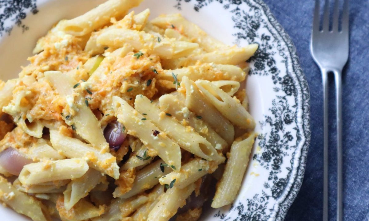 Πώς θα φτιάξετε και εσείς ζυμαρικά με ψητή φέτα και κολοκύθα