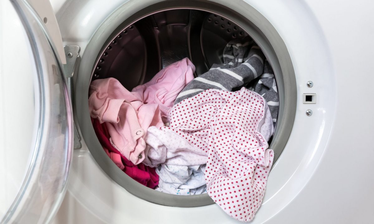 Είναι καλύτερα να πλένουμε τα ρούχα από την ανάποδη; Να τι λένε οι επαγγελματίες του πλυντηρίου