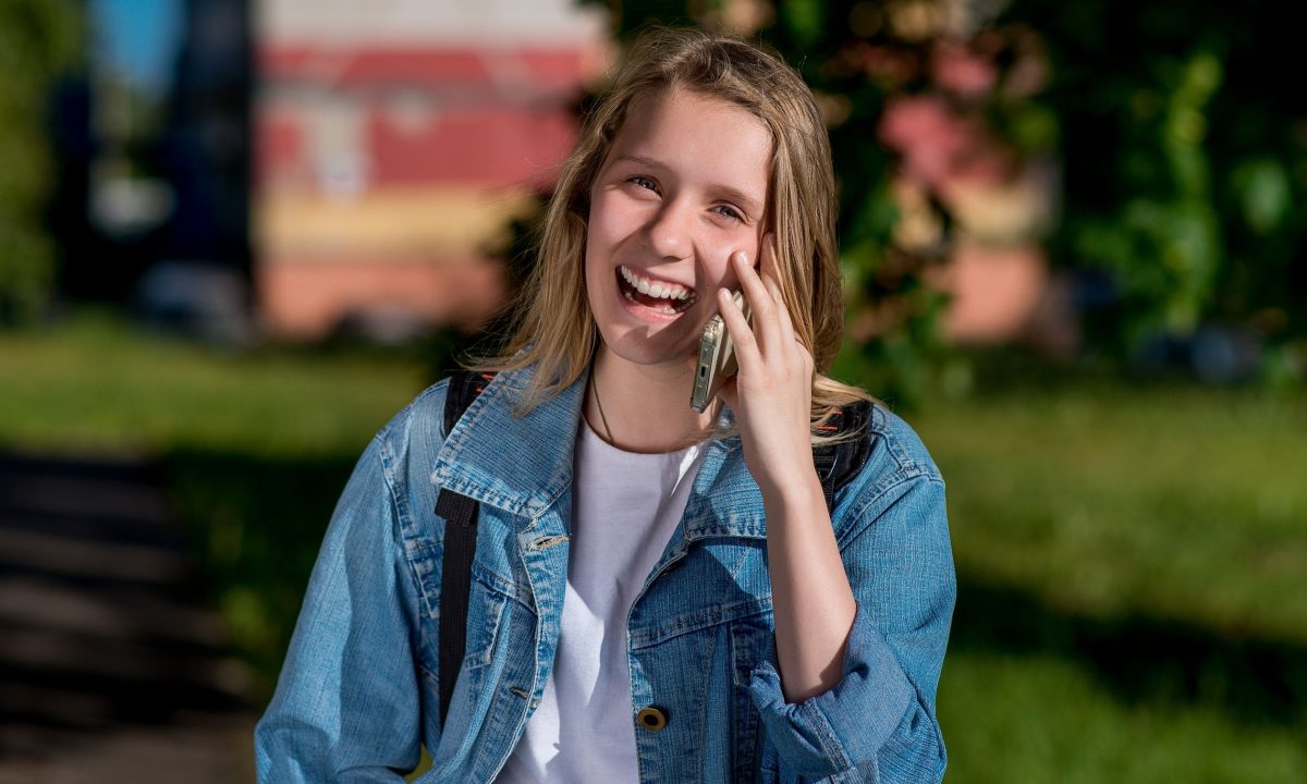 Ένα τηλεφώνημα με τη μαμά σου μπορεί να μειώσει το άγχος σου όσο μια αγκαλιά, σύμφωνα με μελέτη