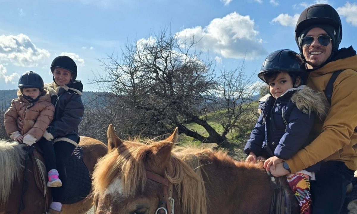 Μιλλούση- Πετρούνιας: Με τις κόρες τους στην ορεινή Αρκαδία - Έκαναν και ιππασία