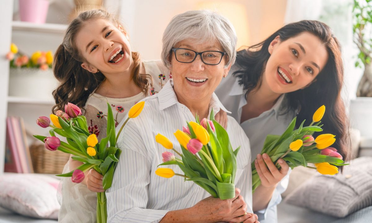 15+12 εμπνευσμένα quotes και ευχές για να τιμήσετε τις καταπληκτικές γυναίκες της ζωής σας