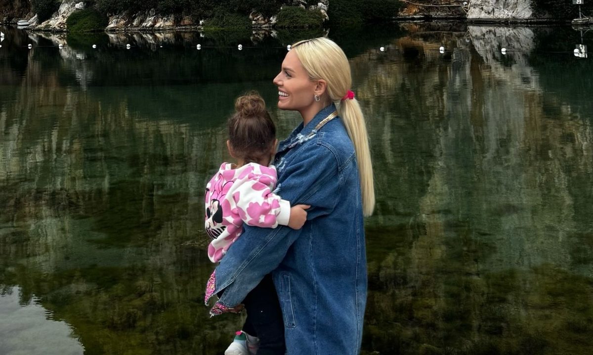 Ιωάννα Μαλέσκου: Η ανοιξιάτικη απόδραση με την κόρη της στη Λίμνη Βουλιαγμένης