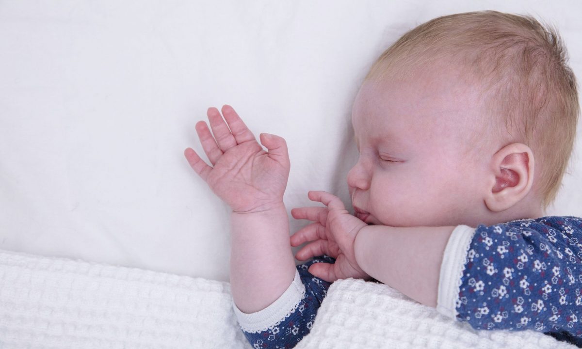 Γιατί τα μωρά κοιμούνται με τα χέρια ψηλά;