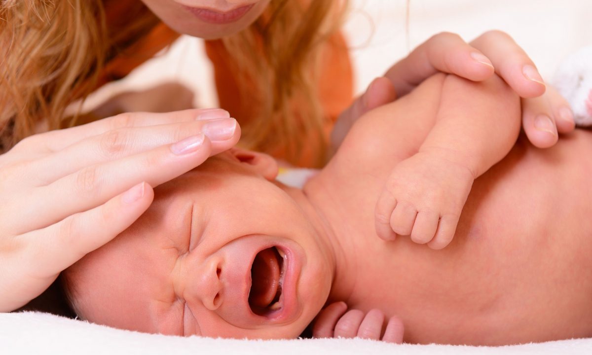 Παιδονευροψυχολόγος: «Δεν είναι υγιές να αφήνετε το μωρό να κλαίει για να κοιμηθεί μόνο του»