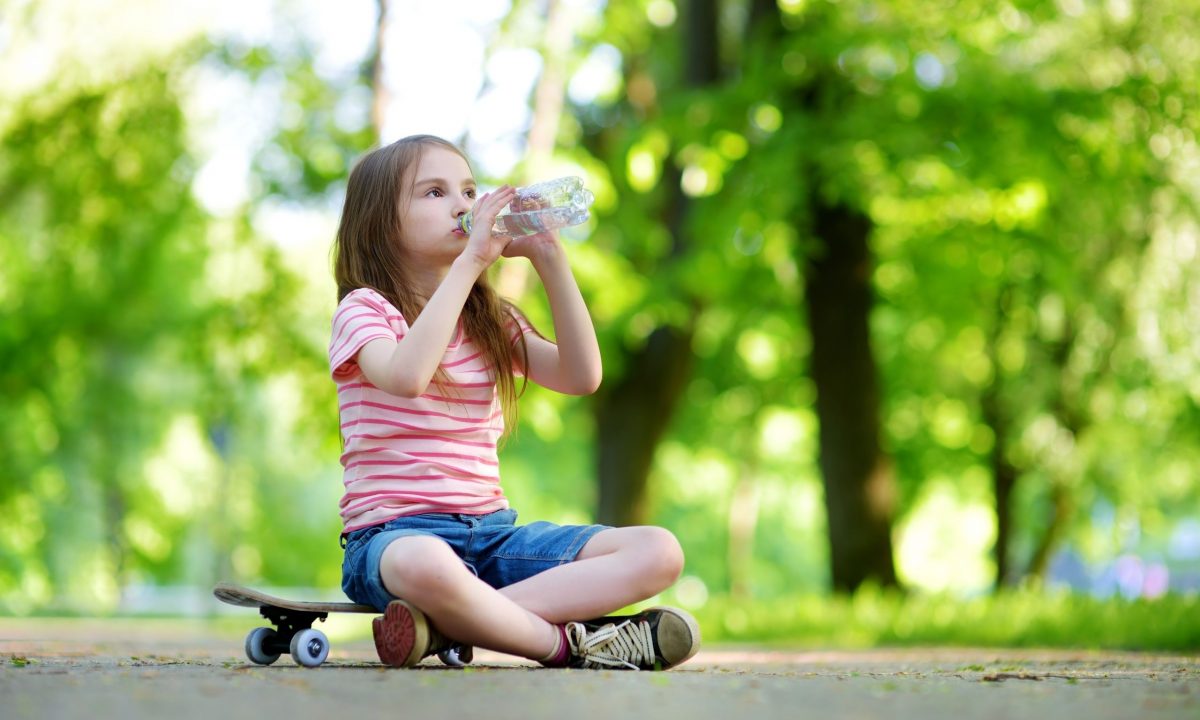 Τι πρέπει να πίνουν τα παιδιά το καλοκαίρι: Ο απόλυτος οδηγός ενυδάτωσης