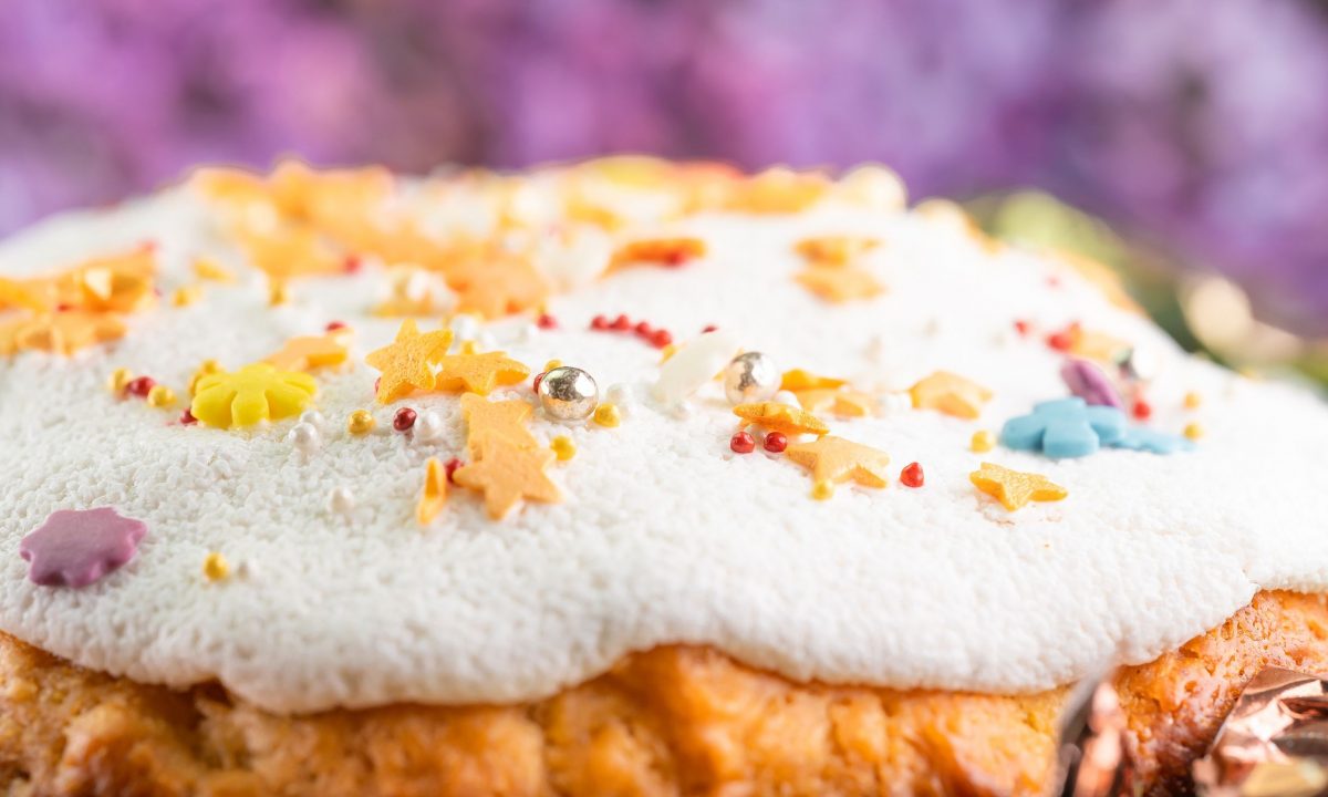 Γλυκό της τελευταίας στιγμής; Αυτό το πασχαλινό κέικ με παγωτό θα σώσει το τραπέζι