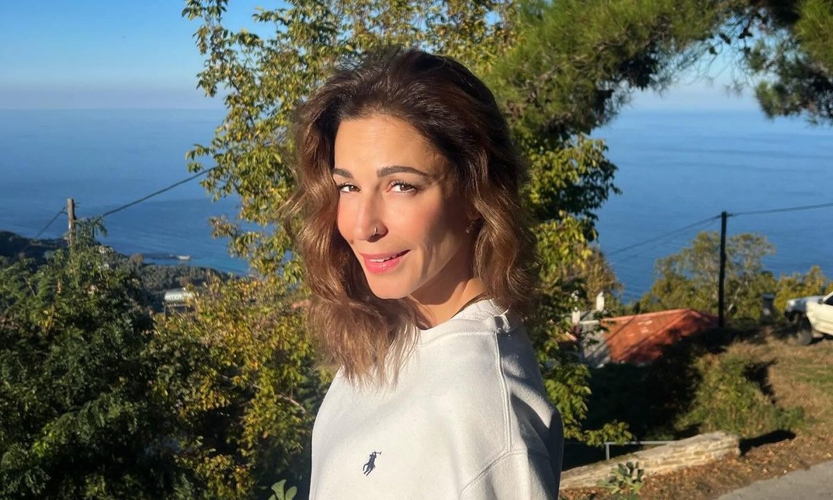 Κατερίνα Παπουτσάκη: Πρωινή βόλτα στη θάλασσα με τον Μάξιμο και τον Κίμωνα