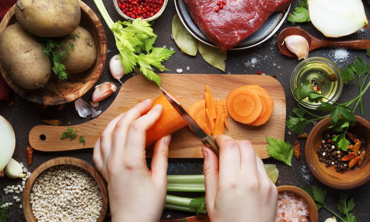 Ξύλινες vs πλαστικές επιφάνειες κοπής: Ποιες είναι καλύτερες για την ασφάλεια των τροφίμων;