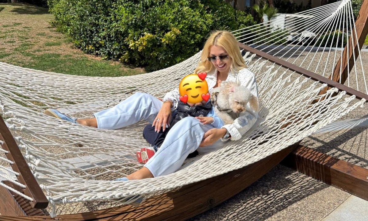 Οικογενειακές στιγμές: Η Κωνσταντίνα Σπυροπούλου ποζάρει με τους γιους της στις πασχαλινές διακοπές