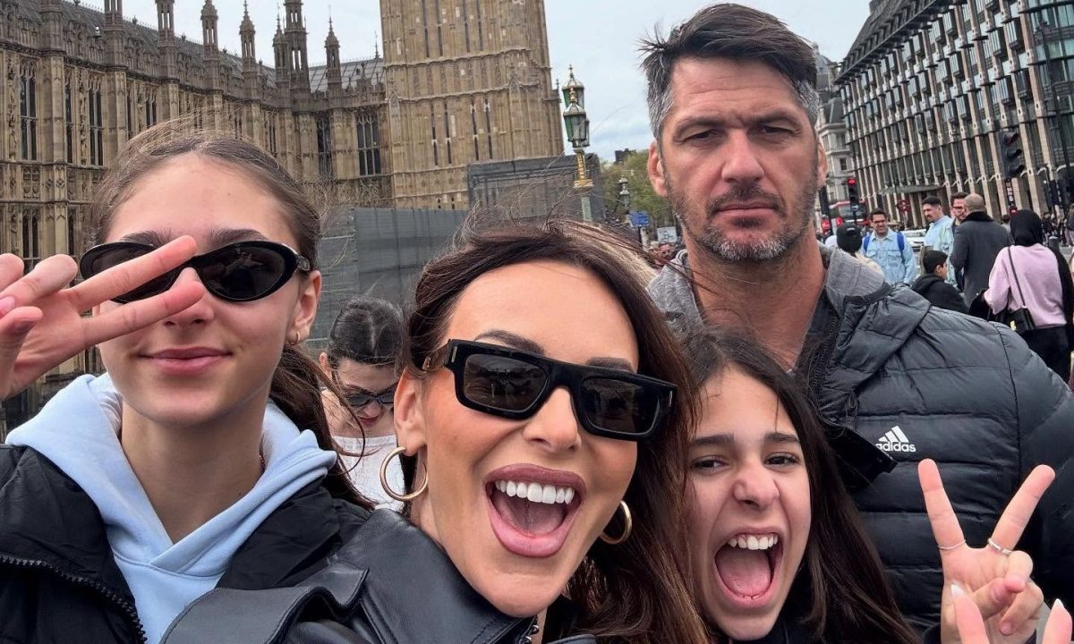 Μπέττυ Μαγγίρα: Οικογενειακό ταξίδι στο Λονδίνο μαζί με τις κόρες τους