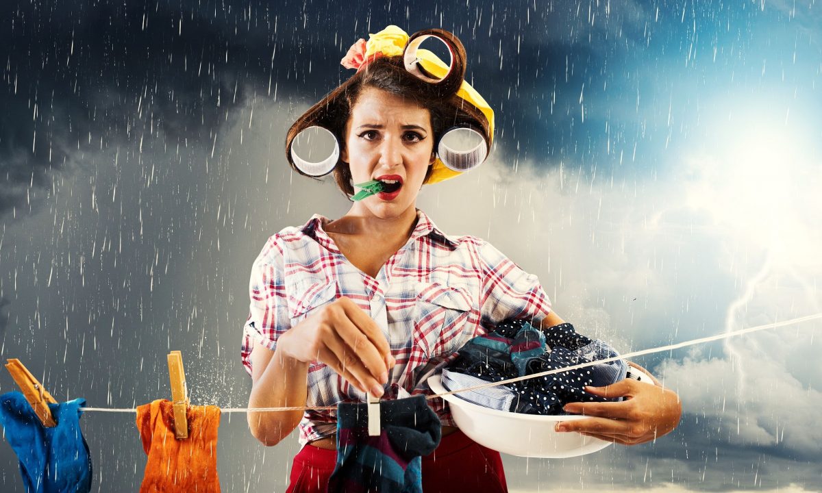 Βρέχει! Τι κάνουμε με τα απλωμένα ρούχα; Η αιώνια ερώτηση της νοικοκυράς