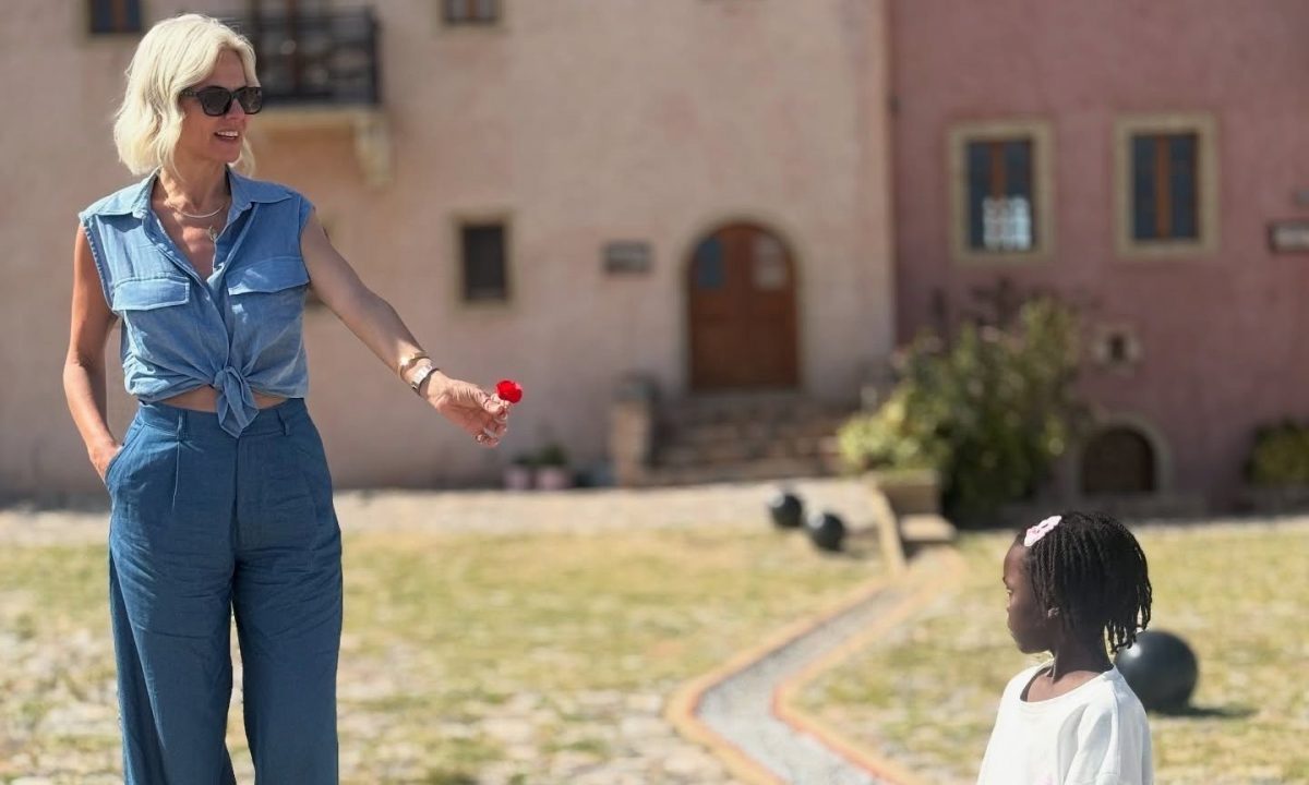 Χριστίνα Κοντοβά: Στην όμορφη Μάνη με την κόρη της -  Φωτογραφίες σαν καρτ ποστάλ