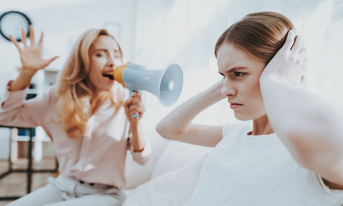 7 παιδικές εμπειρίες που εξηγούν την έλλειψη σεβασμού προς τους γονείς, σύμφωνα με την ψυχολογία