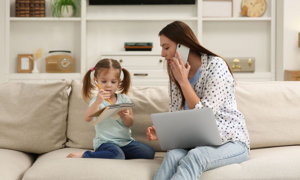 Το να είμαι εργαζόμενη μαμά δεν είναι πάντα εύκολο, αλλά αξίζει κάθε λεπτό χάρη σε εσένα