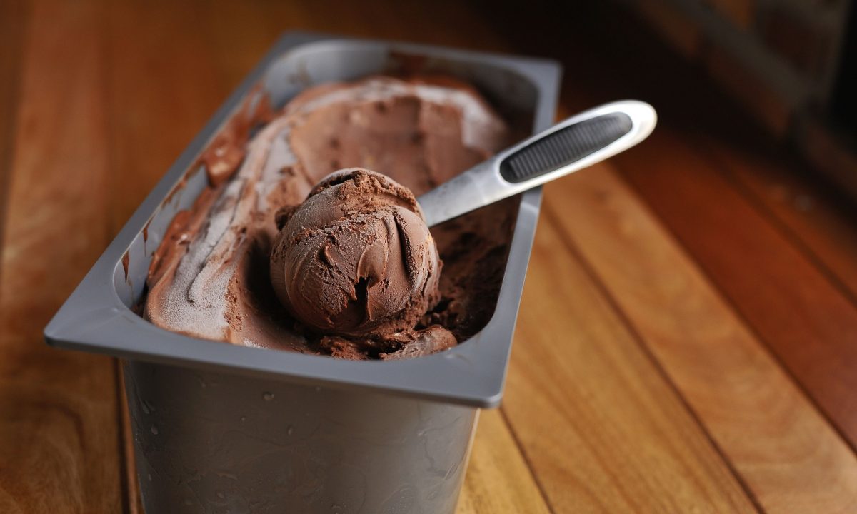 Σπιτικό παγωτό σοκολάτα με μόνο 3 υλικά (βίντεο)