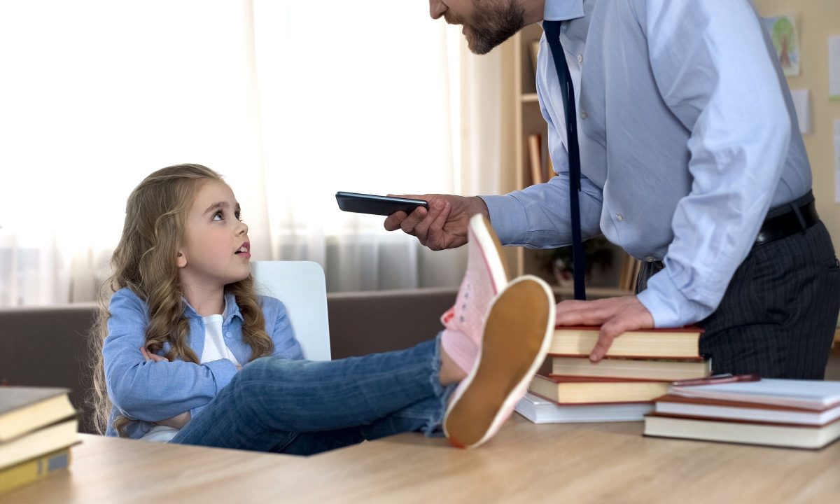 Για πρώτη φορά κοίταξα κρυφά το τηλέφωνο της κόρης μου και έμεινα άφωνος