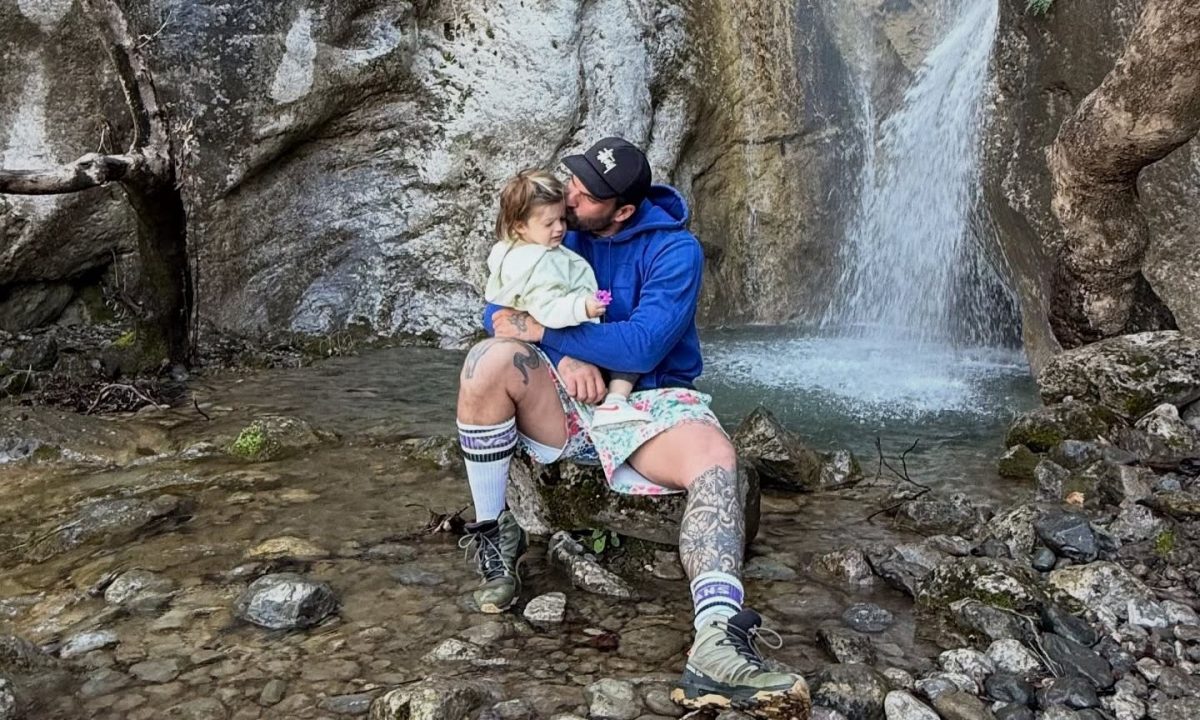 Ο Δημήτρης Αλεξάνδρου είχε γενέθλια και ο γιος του έσβησε το κεράκι της τούρτας του