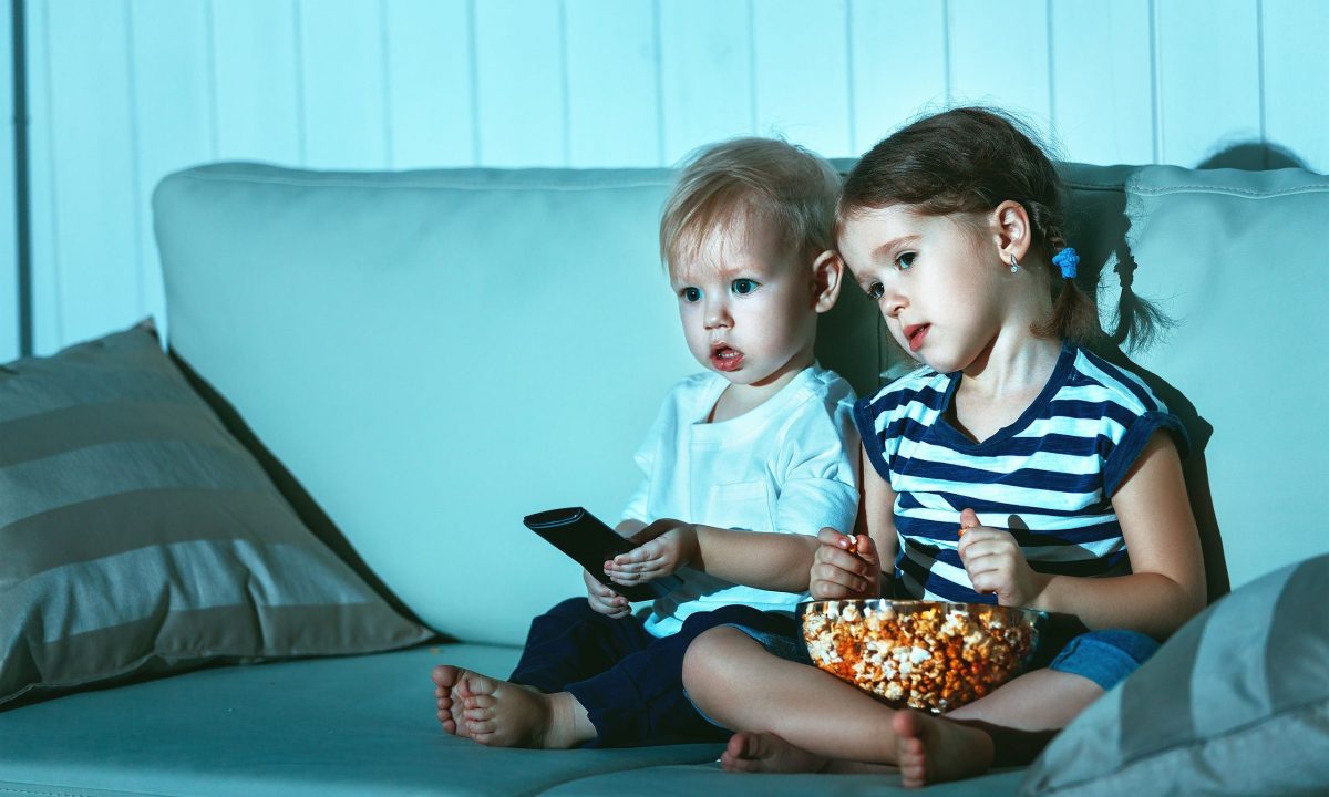 Μελέτη: 5 λεπτά διαφημίσεων junk food αρκούν για να αυξηθεί η κατανάλωση φαγητού στα παιδιά