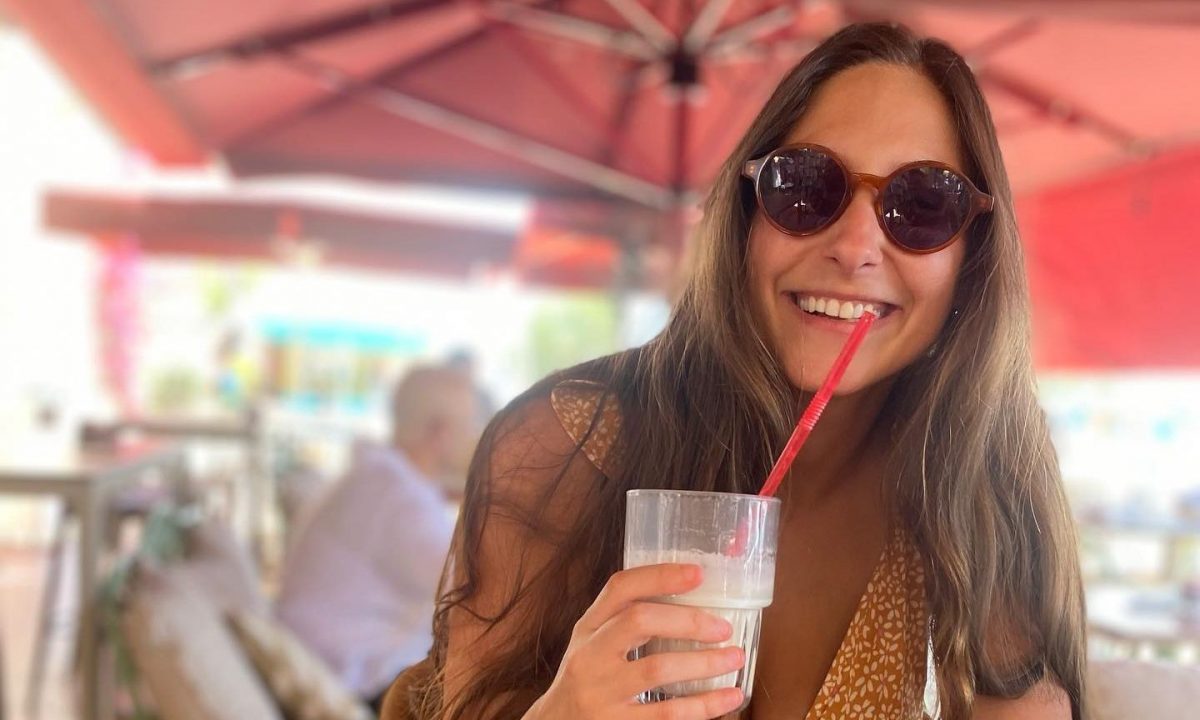 «Δεν θα αδυνατίσουμε ποτέ» λέει η Φωτεινή Αθερίδου και φωτογραφίζει την πορτοκαλόπιτα που έφτιαξε