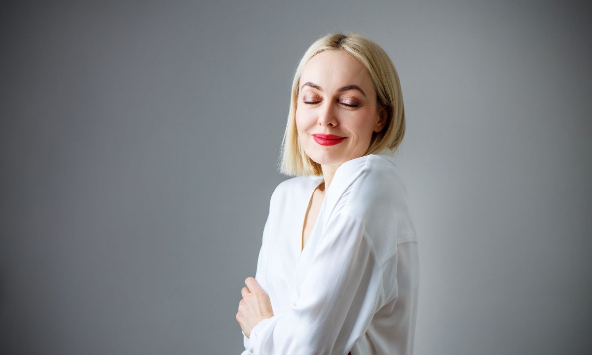 4 κορυφαίες συμβουλές για λαμπερή επιδερμίδα μετά τα 40