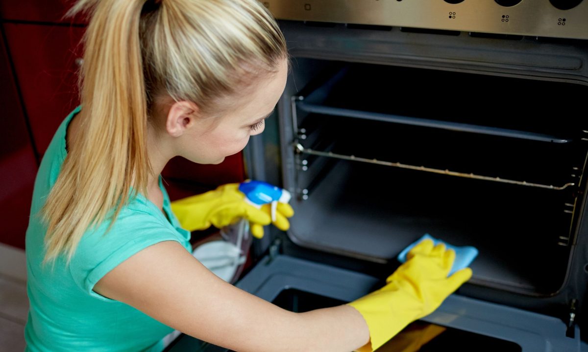 Το κόλπο για να καθαρίσετε τον φούρνο και τα καμένα λίπη - Θα χρειαστείτε μόνο ένα φυσικό συστατικό