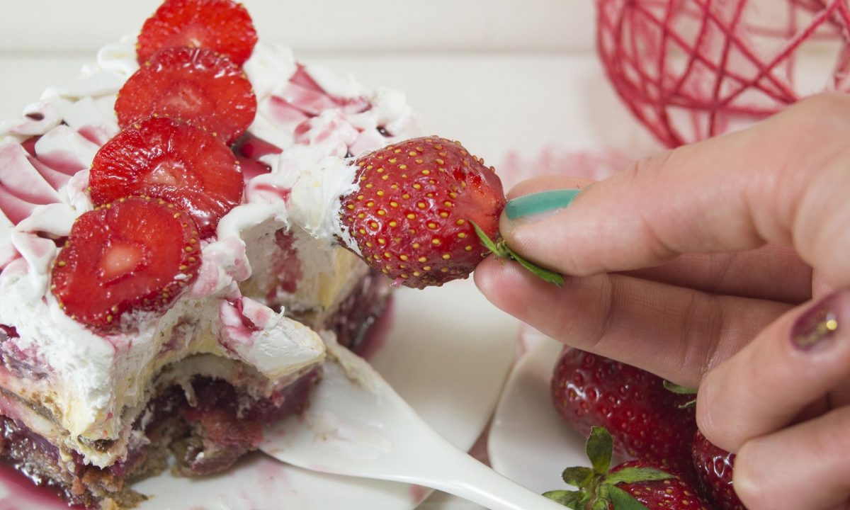 Το πιο νόστιμο γλυκό ψυγείου με φράουλες και σαντιγί που έχετε φτιάξει ποτέ