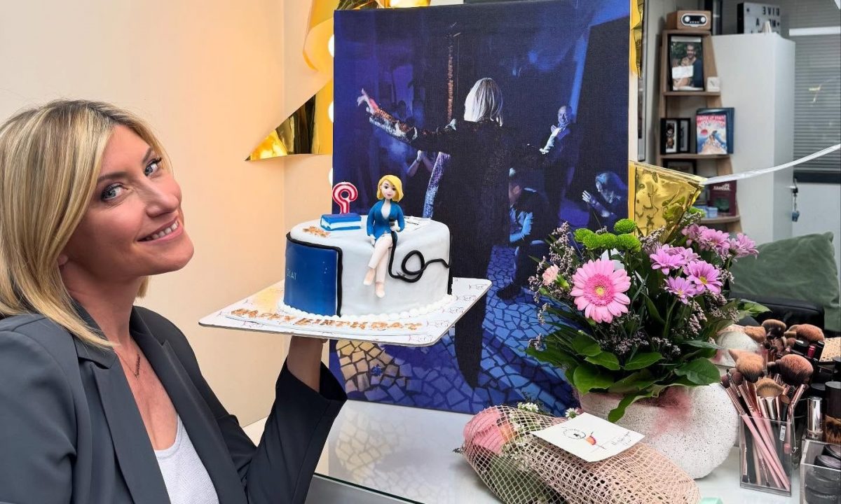 Η Σία Κοσσιώνη ποζάρει με την υπέροχη ζωγραφιά του γιου της για τα γενέθλιά της