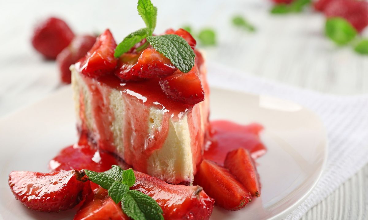 Πανεύκολο cheesecake φράουλας με πέντε υλικά και πλούσιο σε πρωτεΐνη