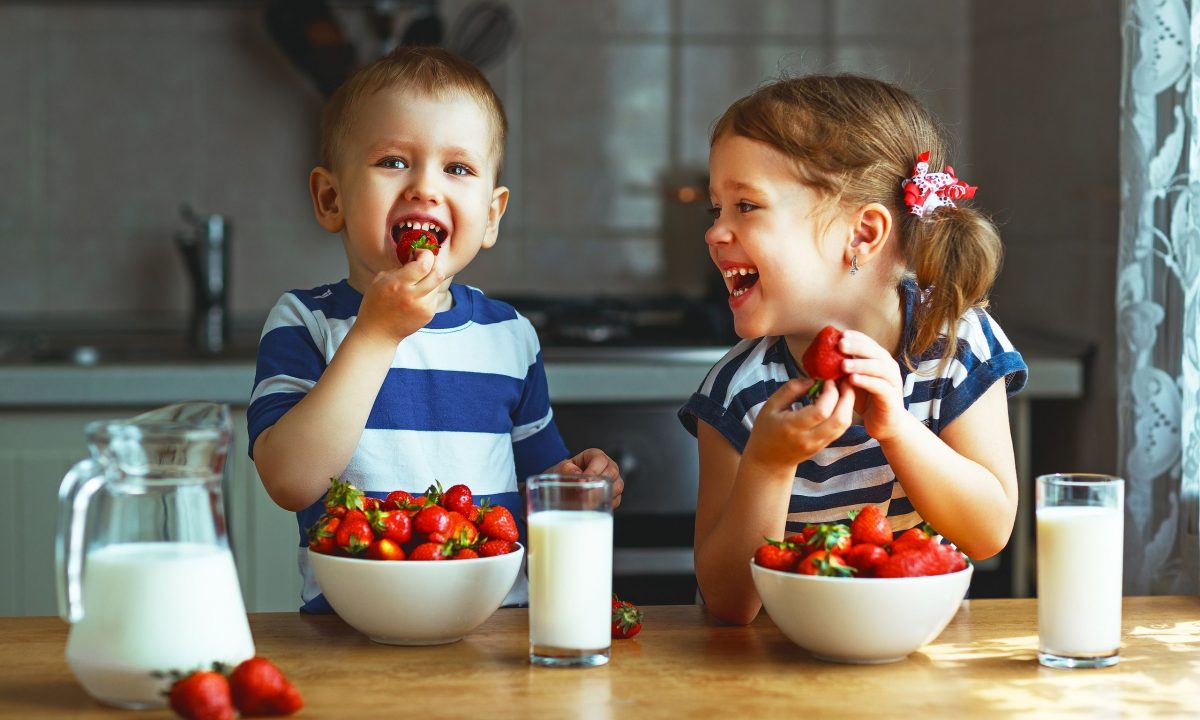 Καλοκαιρινή νόστιμη λιχουδιά με φράουλες και σοκολάτα που θα ξετρελάνει τα μικρά σας