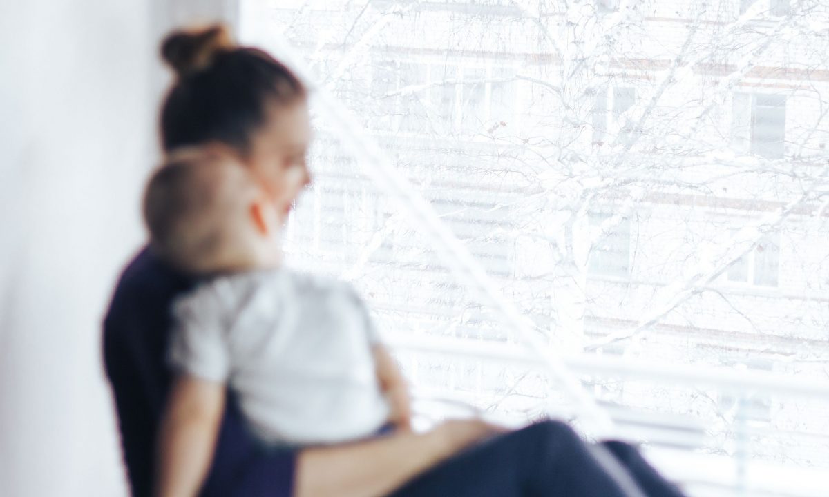 Η «ενοχή της μαμάς» είναι μια παγίδα - Γιατί όμως τη νιώθουμε ακόμα τόσες πολλές από εμάς;