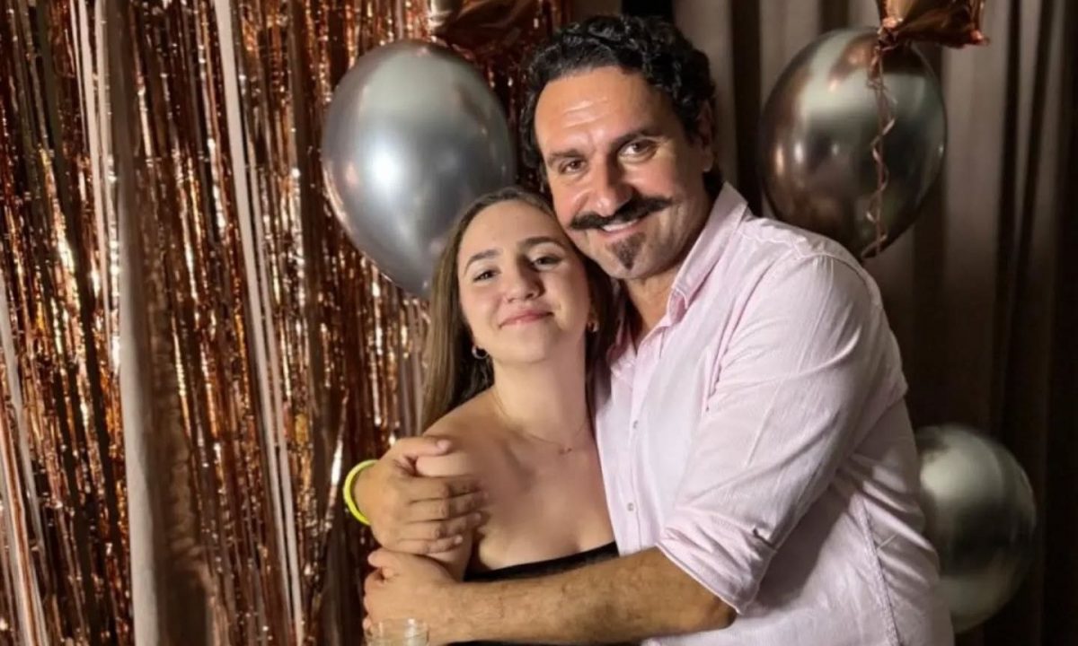 Ο Μελέτης Ηλίας αποκαλεί τη σύζυγό του με διάφορα χαϊδευτικά και η κόρη του... φρικάρει!