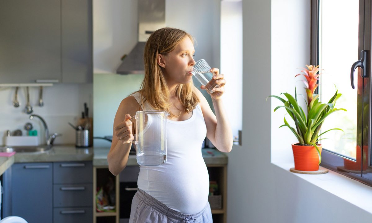 Εγκυμοσύνη και ζέστη: Οι ειδικοί προειδοποιούν για ενυδάτωση και σωστή διατροφή