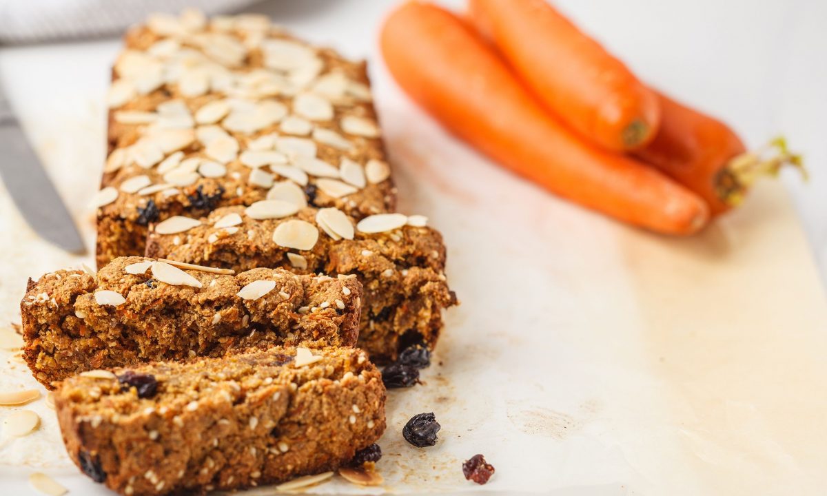 Υγιεινό πρωτεϊνικό κέικ βρώμης με καρότο και σοκολάτα  - Λίγες θερμίδες, μεγάλη απόλαυση