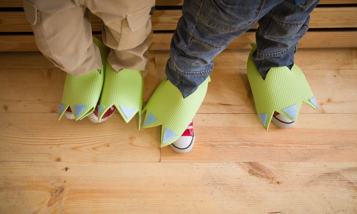 Πώς να φτιάξετε πατουσάκια δεινόσαυρου από χαρτόνι: Μία αγαπημένη κατασκευή για παιδιά