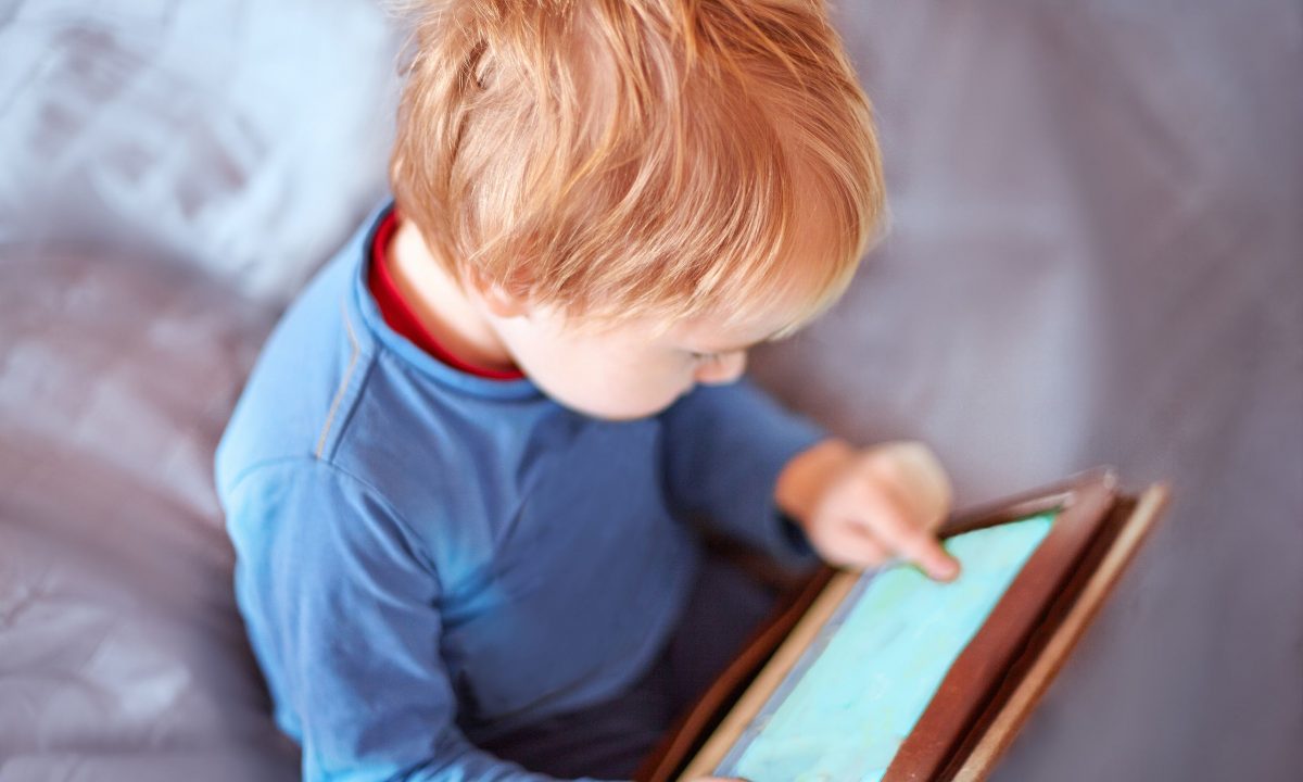 Οθόνες στην προσχολική ηλικία: Αναγκαίο κακό ή χρήσιμο εργαλείο;