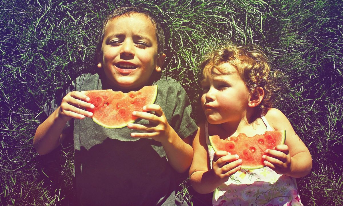 Το κόλπο ενός μπαμπά για να καταλάβεις πότε ένα καρπούζι είναι ώριμο