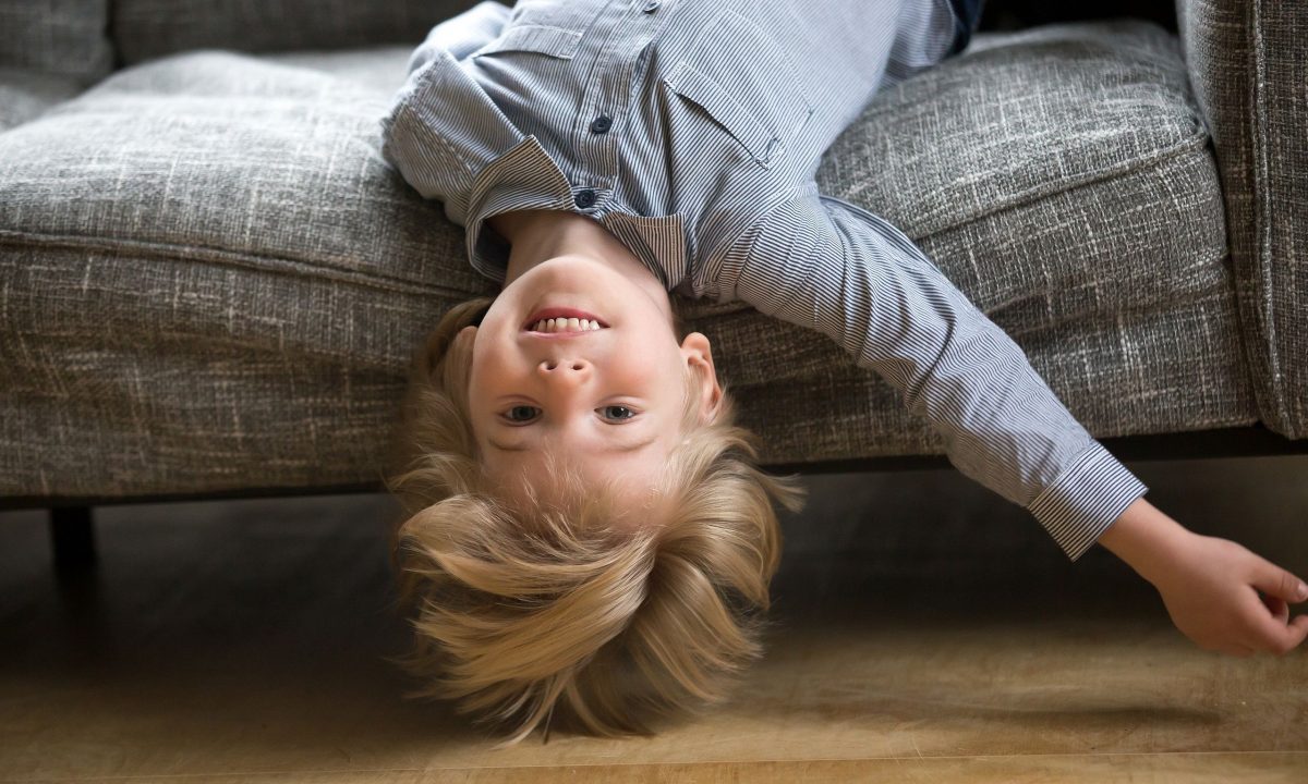 Πώς να επιλέξεις τον κατάλληλο καναπέ αν έχεις παιδιά στο σπίτι;