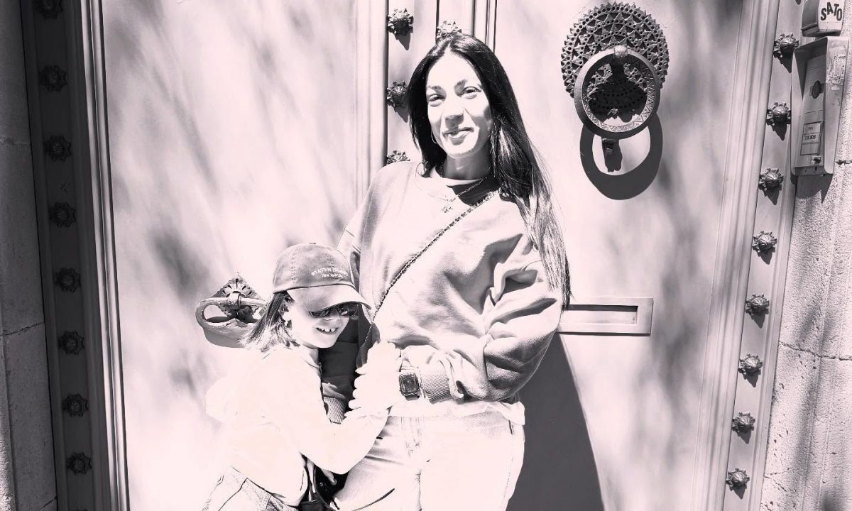 Μικρή fashionista! Η κόρη της Ήβης Αδάμου με trendy εμφάνιση και double top knot χτένισμα