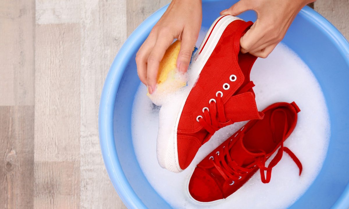 Το απλό κόλπο για να πλύνετε τα sneakers - Όχι δεν θα τα καταστρέψετε