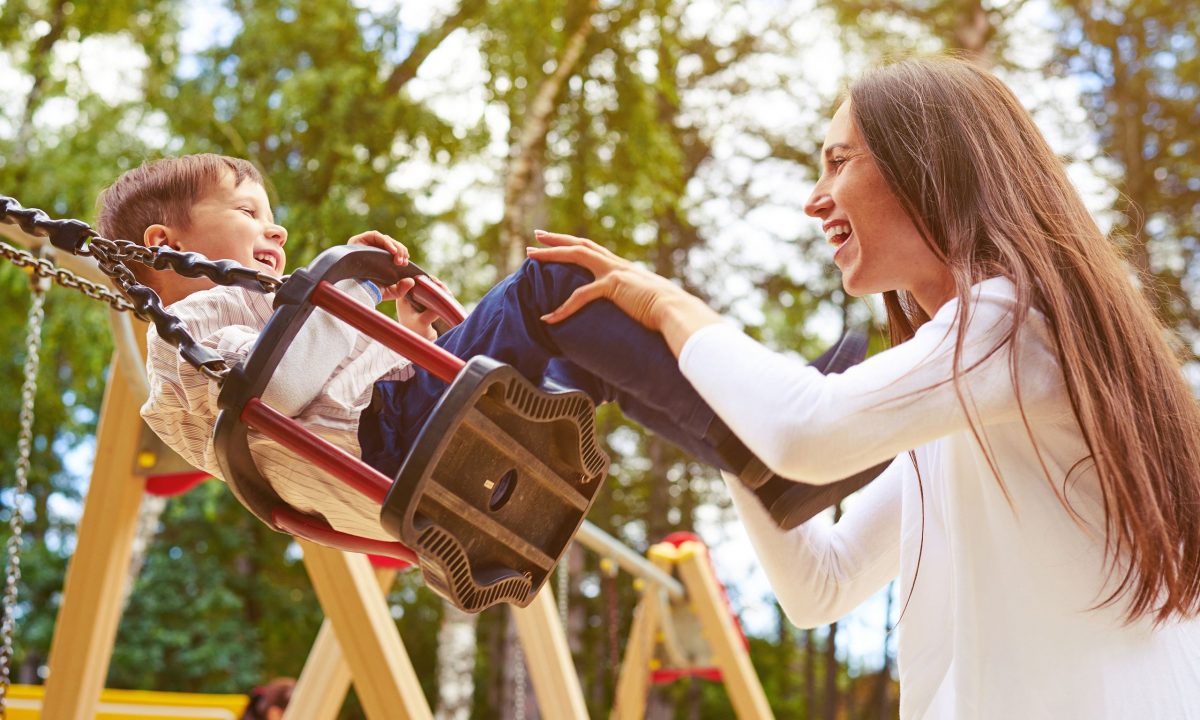 Αυτή η μαμά δεν παίζει με τα παιδιά της στην παιδική χαρά και εξηγεί τον λόγο