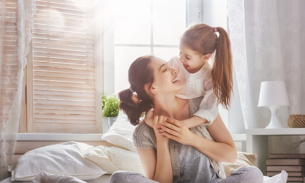 «Είσαι έτοιμη να μιλήσεις στην κόρη σου για την περίοδο;» - Τι απάντησαν οι μαμάδες αναγνώστριες