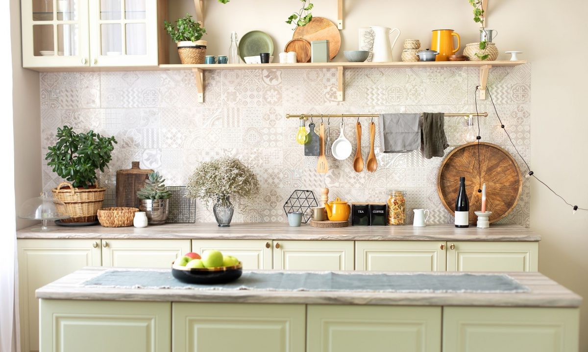 Μικρή κουζίνα; 6 έξυπνες λύσεις για να μεγαλώσεις τον χώρο σου